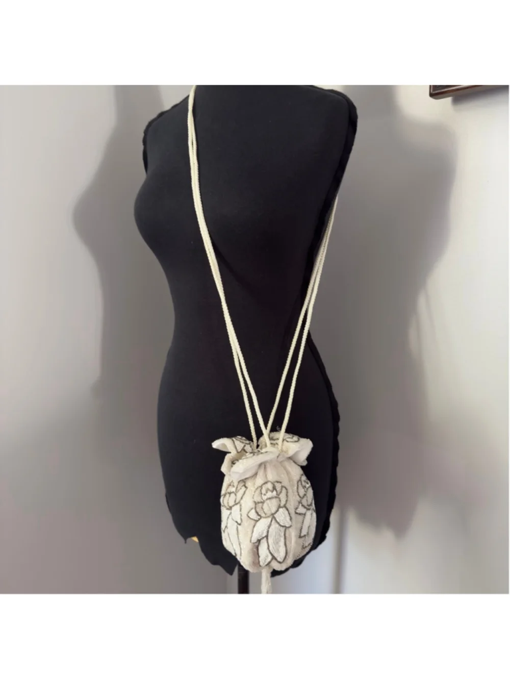 Women's Unbranded White Beaded Floral Drawstring Pouch Clutch One Size